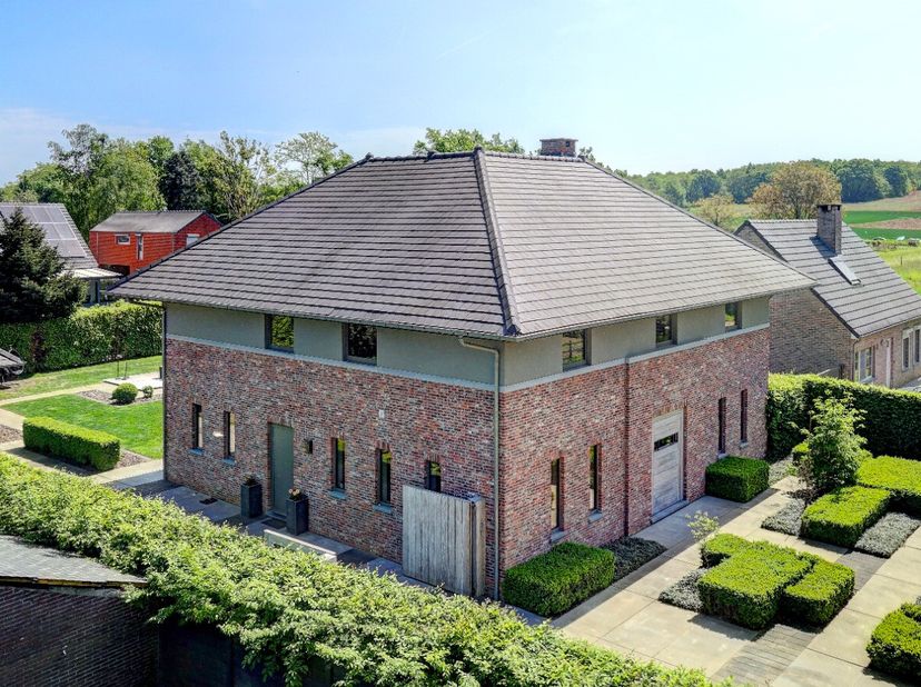 [[ DIT PAND NEEMT DEEL AAN DE ERA OPEN HUIZEN DAG OP 14/6 VAN 14:30 TOT 15:30 ]] Hoogwaardig afgewerkte 3 slaapkamer villa met 2 badkamers. De woning