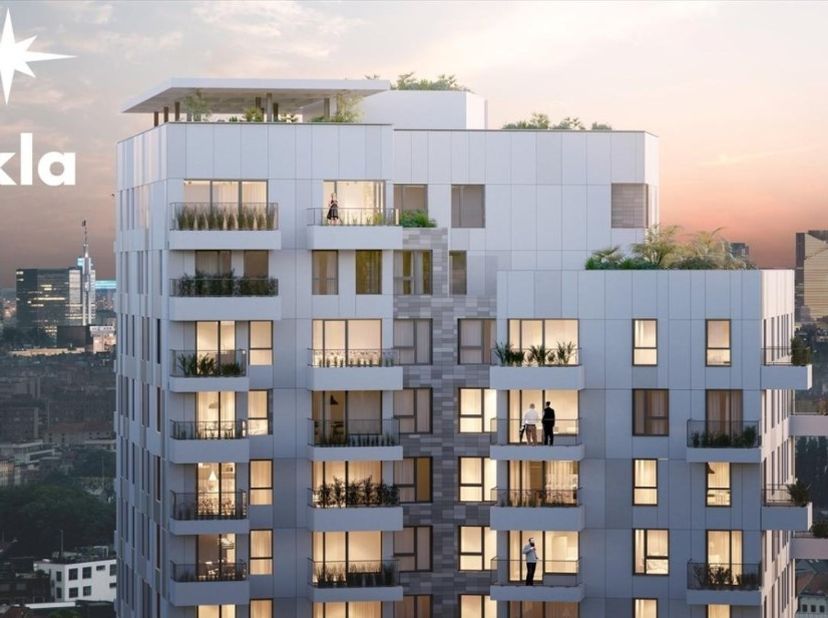 Place de parking souterraine à vendre dans le bâtiment Ekla. Les places de parking sont accessibles via une porte de garage centrale avec un système d