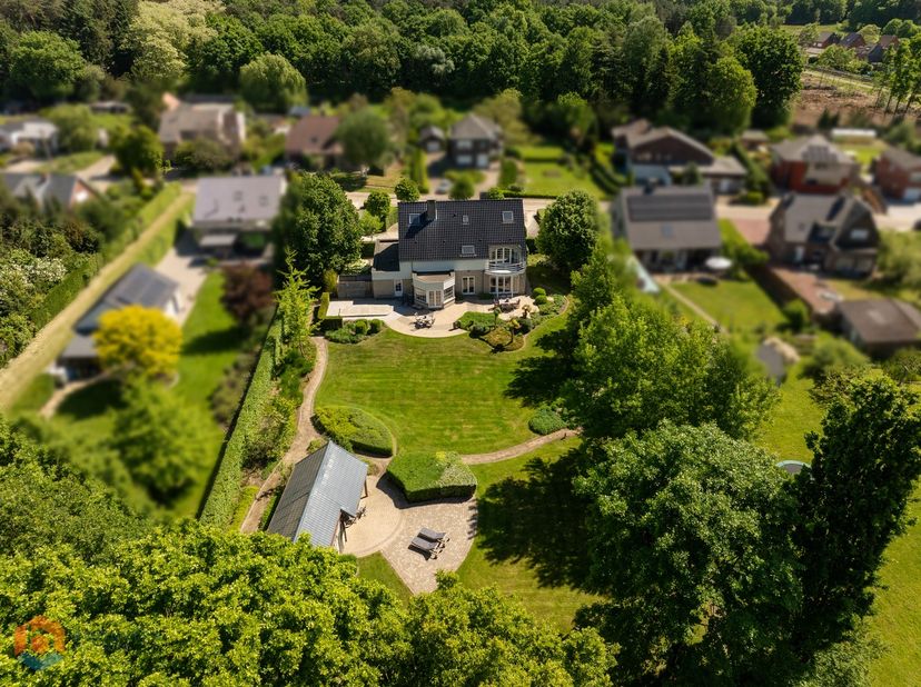 Op een unieke, groene locatie te Aarschot bevindt zich deze tijdloze woning met een bewoonbare oppervlakte van 328 m², gelegen op een ruim perceel van