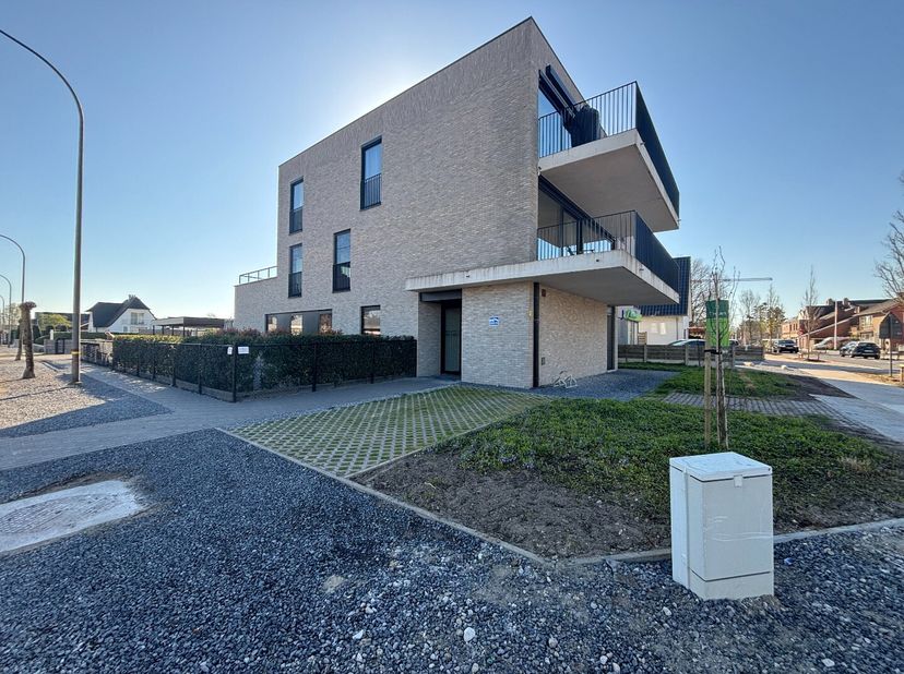 Dit ruim gelijkvloers appartement geniet van een uitstekende ligging in Residentie &quot;Les Sables&quot;, aan de Mudakkers te Lommel. Het biedt een rustige woo