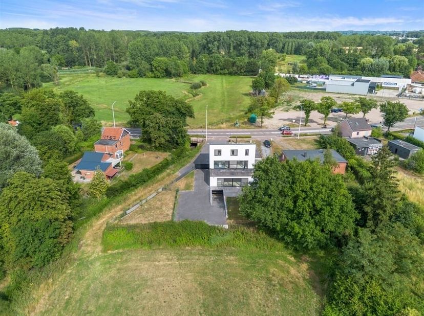 OPEN BEBOUWING MET KANTOOR EN ADEMBENEMEND ZICHT IN HASSELT &lt;br /&gt;
Welkom op de Luikersteenweg 693, waar wonen en werken op harmonieuze wijze samenkom