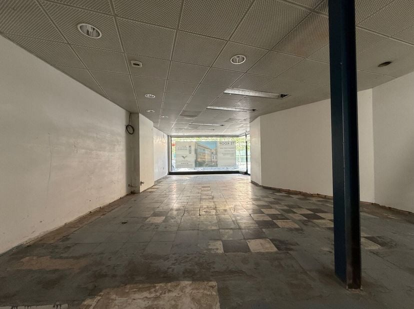 Uiterst commercieel gelegen handelszaak met woonst en garage in de belangrijkste winkelstraat van Diksmuide. De handelszaak geniet een grote zichtbaar