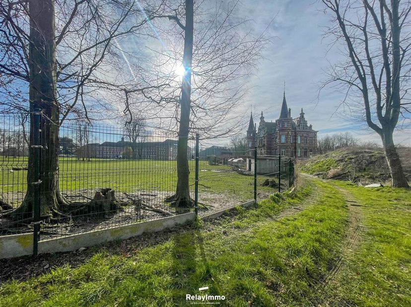 Château de style renaissant et baroque flamand construit en 1876 et érigé sur un terrain de 21.199 m2. Superficie totale exploitable de 1.920 m2 - Sur