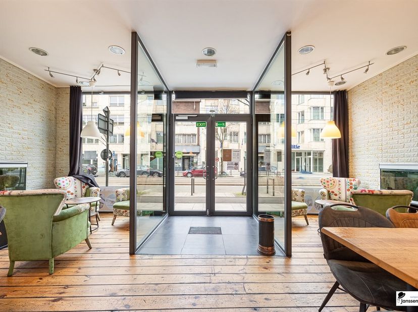 Description&lt;br /&gt;
Découvrez cette propriété polyvalente et de caractère composée d&#039;un rez-de-chaussée commercial de 151 m² et d&#039;un spacieux logement e