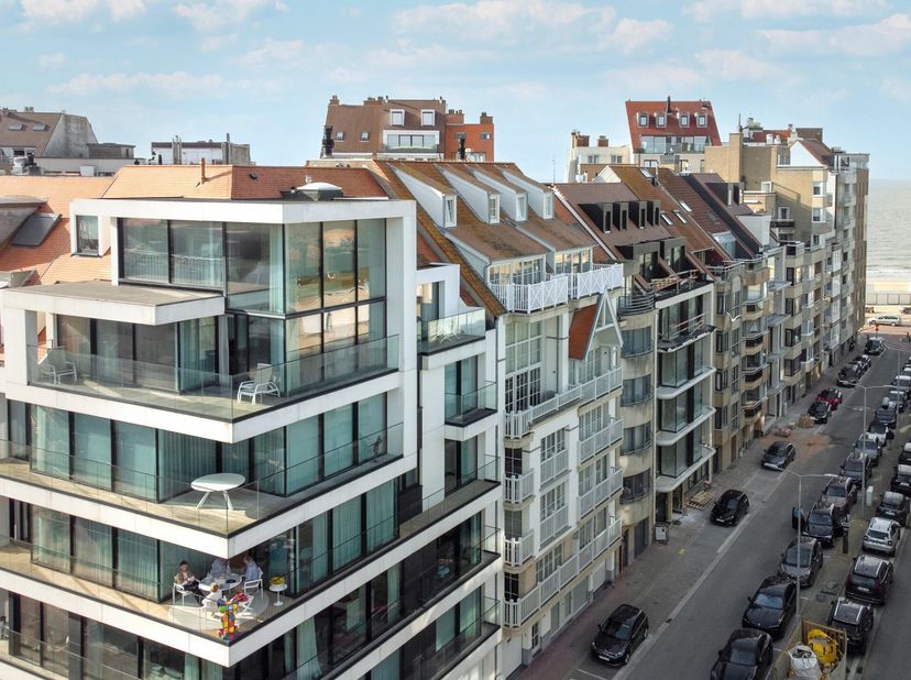 One-off dakappartement op de hoek van de Paul Parmentierlaan en de Sylvain Dupuisstraat, vlakbij het Albertstrand en het Rubensplein in de gerenommeer