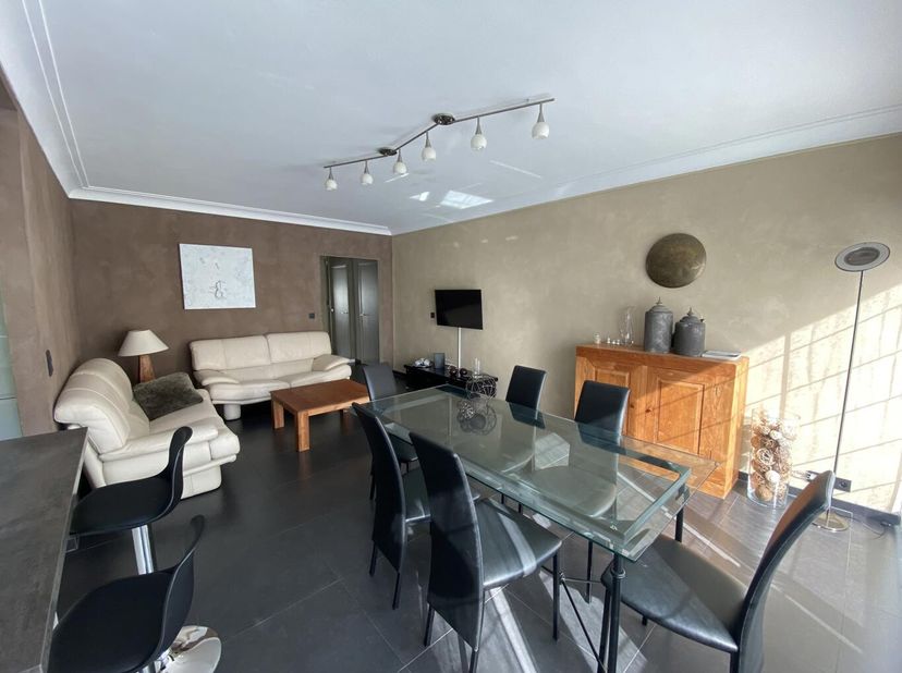 L&#039;Immobilière Borremans vous présente à la location ce splendide appartement situé sur le Quai Churchill à Liège.&lt;br /&gt;
Il se compose comme suit : hal