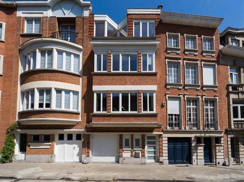 IXELLES, à deux pas du Bois de la Cambre et du Solbosch, MAISON (6ch/3sdb) de 290 m² (surface PEB) avec GARAGE et JARDIN sur un terrain de 1a79ca et d