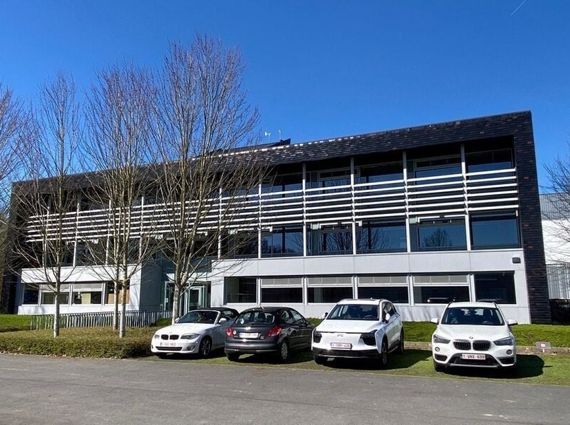 363m² de bureaux prêts à l&#039;emploi au 2ème étage dans un bâtiment de bureau passif (divisible)&lt;br /&gt;
Emplacement : sur le parc d&#039;activités Langevoorde
