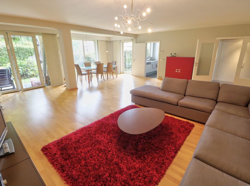 Très bel appartement +- 150m² au rez-de-chaussée, avec jardin privatif (+- 75m²), entièrement meublé composé :&lt;br /&gt;
2 chambres + 1 bureau&lt;br /&gt;
1 mag