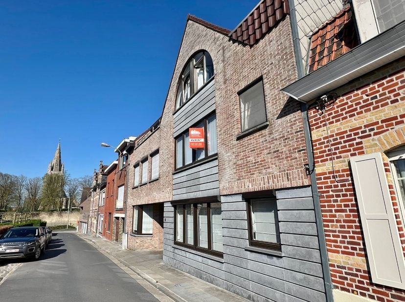 Dit appartement is gelegen op de eerste verdieping van een kleine verzorgde residentie met lift.&lt;br /&gt;
Het appartement omvat een inkom, gastentoilet,