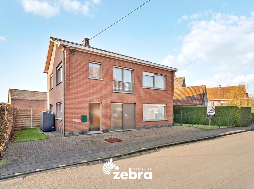 Aan de rand van de dorpskern en de open velden van Staden, nabij Roeselare, vindt u deze op te frissen vrijstaande woning. Dit eigendom is heerlijk ge