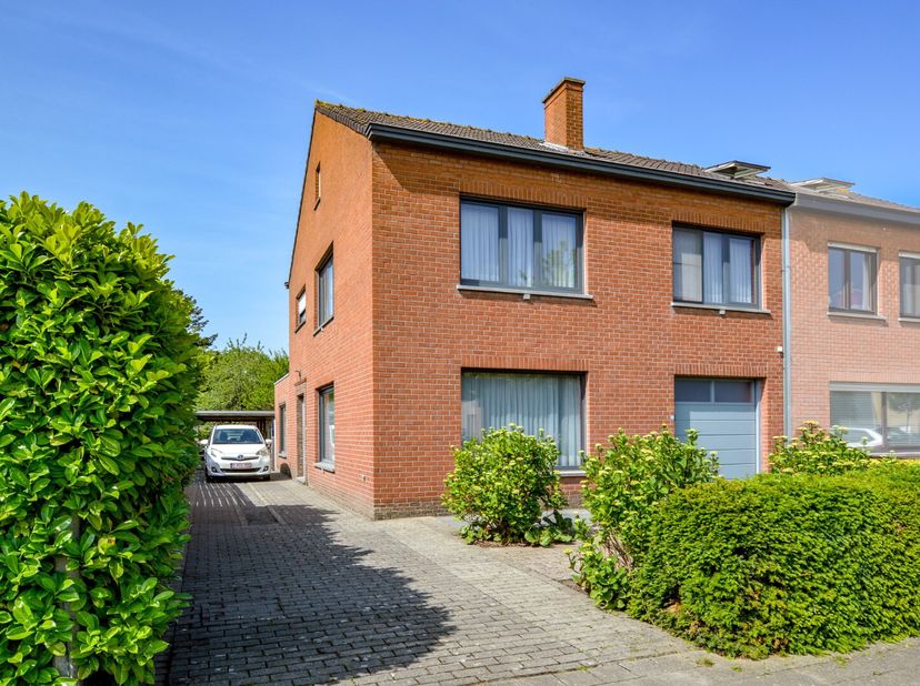 Kijkdag op zaterdag 28 juni tussen 09u en 12u - Sint-Michiels, Wagenbruggelaan 32. Op afspraak! Deze halfopen bebouwing op een perceel van 381 m² ligt