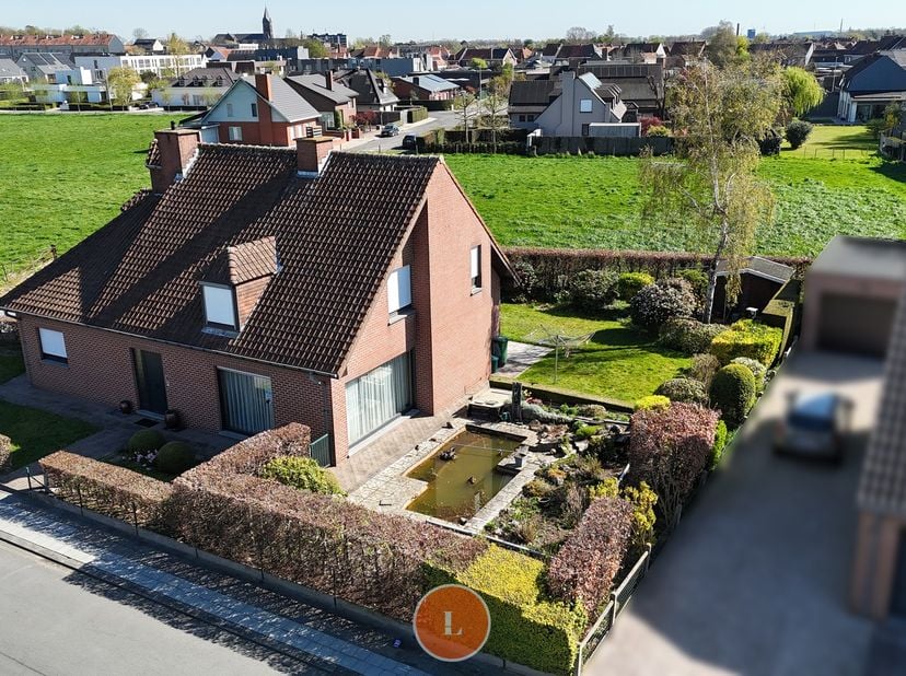 In een residentiële en rustige omgeving bevindt zich deze charmante en ruime woning met maar liefst een bewoonbare oppervlakte van 281m².&lt;br /&gt;
&lt;br /&gt;