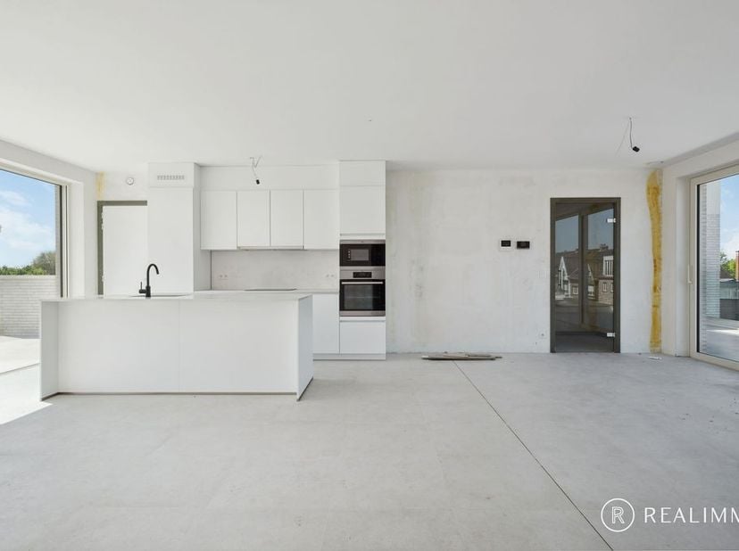 Aankoop 6% mogelijk!&lt;br /&gt;
&lt;br /&gt;
Ontdek dit fantastisch gelijkvloers 2-slaapkamerappartement van 121m² en een ruim terras, gelegen op de voormalige s