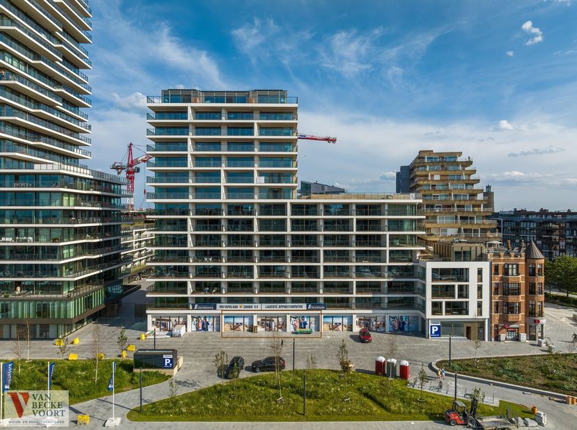 Op zoek naar een exclusieve sky-high business locatie ? Zoek niet verder en ontdek het nieuwe stadsdeel in het centrum van Oostende: SKY DISTRICT. &lt;br