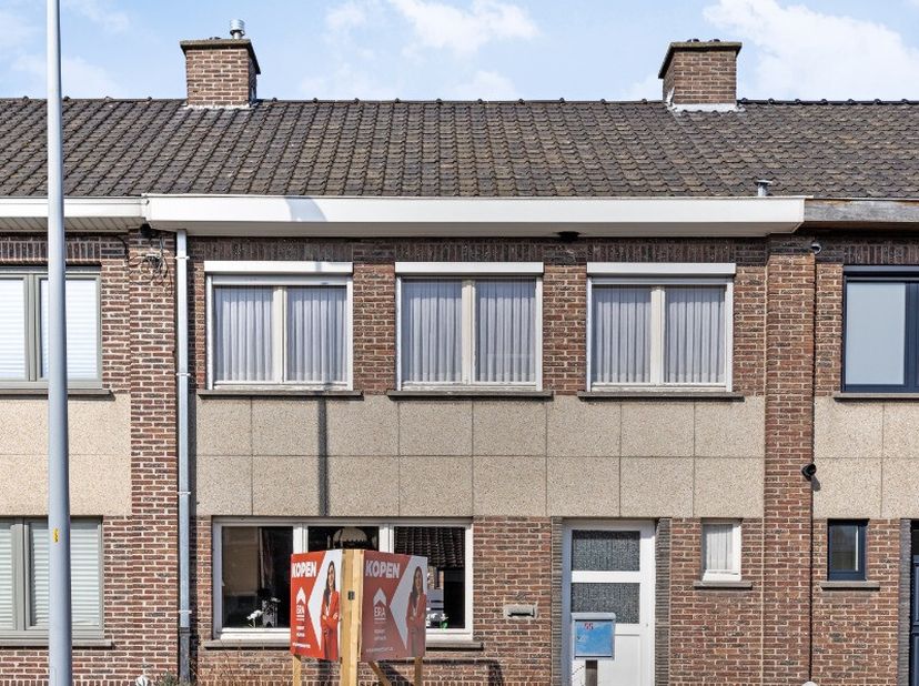 Deze vous rénoverez en gagnant la lumière dans un quartier résidentiel du centre de Wielsbeke. Le gain date de 1961 et est clair pour une nouvelle ann