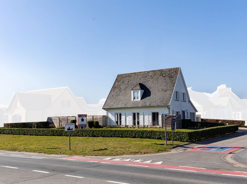 EIGENTIJDS GERENOVEERDE FAMILIEVILLA MET CHARMANTE COMBINATIE VAN AUTHENTIEKE EN MODERNE ELEMENTEN. Deze villa zal niemand ontgaan zijn bij het binnen