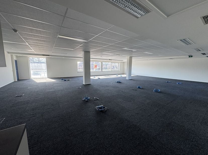 Espace de bureau (env. 117 m²) situé au premier étage à louer dans la résidence Mouterie. De beaux espaces ouverts, de nombreuses fenêtres laissant en