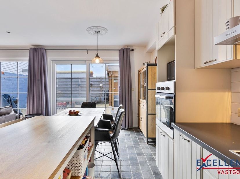 Bent u op zoek naar een warme en gezellige thuis? Deze energiezuinige woning, gebouwd in 2007, combineert comfort, stijl en functionaliteit in een pra