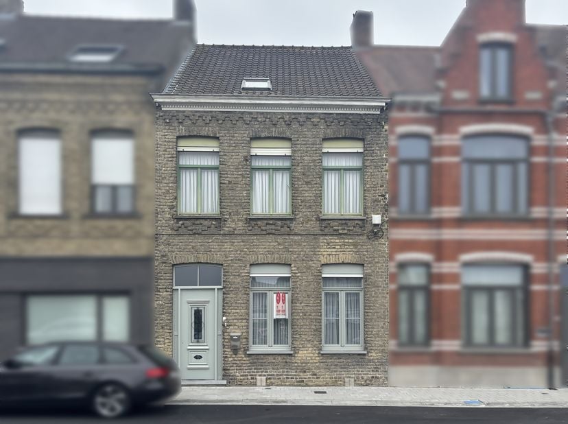 Maison de ville confortable avec 3 chambres et grenier spacieux à vendre à Furnes. La maison est située dans la rue Rozendal à Furnes, à quelques pas