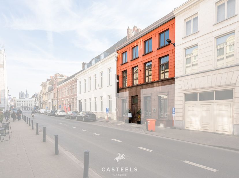 Ontdek dit schitterende penthouse in de Hoogstraat, een unieke parel in het hart van Gent. Gelegen boven het gerenommeerde restaurant Gillis en recht