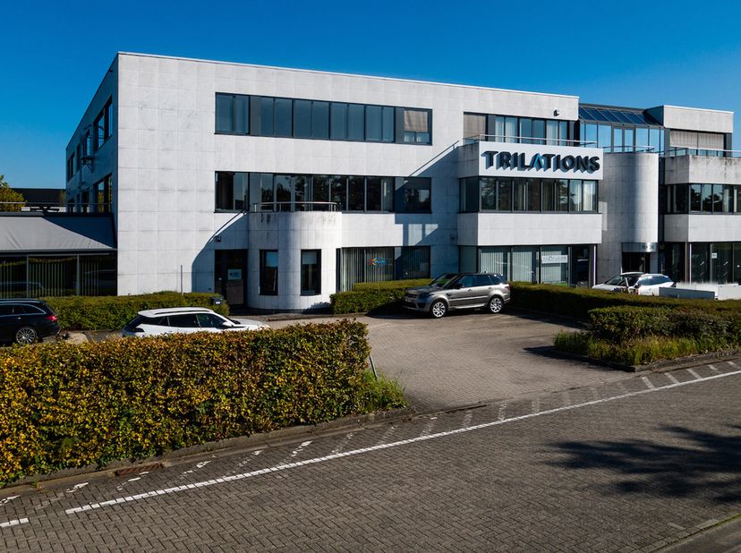 Het betreft luxueuze kantoren in een recent gebouw.  Gelegen in kantorenpark &quot;King Square&quot;, vlakbij op en afrit van de E 19 Antwerpen  Brussel (afrit
