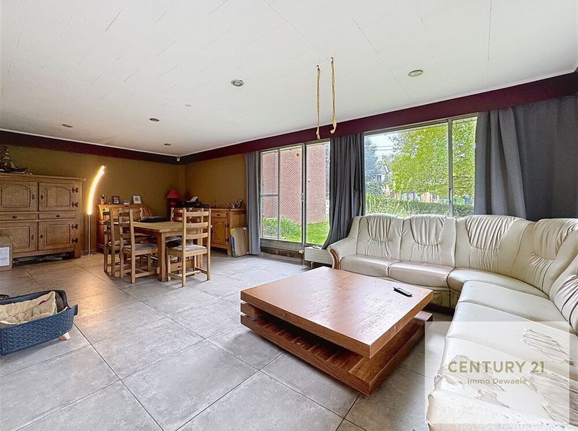 Gelegen nabij alle voorzieningen in Ronquières, gelijkvloerse villa op een perceel van 9a44ca; de woning is als volgt samengesteld: inkomhal, lichte w