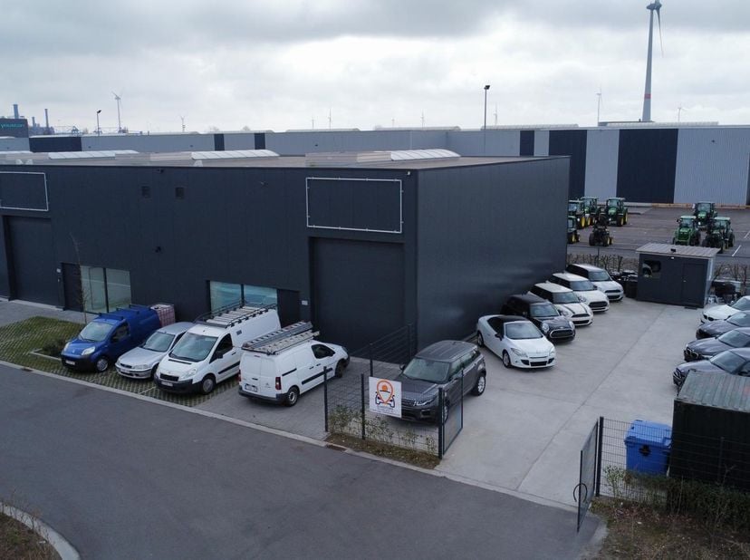 221m2 magazıjn &lt;br /&gt;
3parkıng&lt;br /&gt;
300m2 buiten opslag&lt;br /&gt;
Totaal 521m2