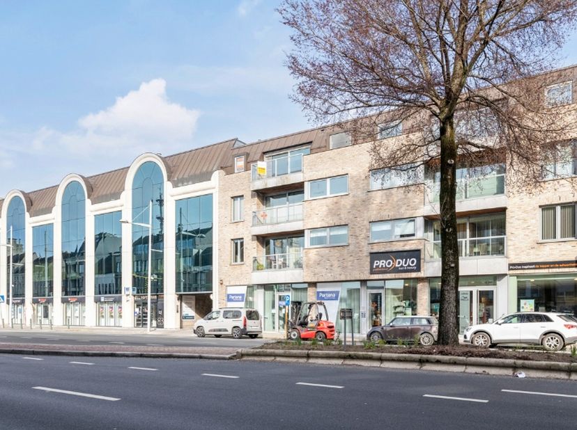 Op zoek naar een kantoorruimte op een commerciële TOPligging met veel visibiliteit? In het centrum van Eeklo, rechtover het Kruger centrum is deze kan