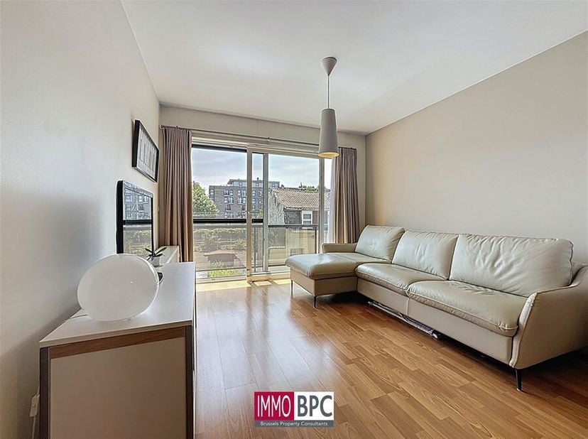 Welkom in dit charmante en goed ingedeelde appartement van 60 m², ideaal gelegen in het levendige hart van Jette.&lt;br /&gt;
Deze woning combineert comfort