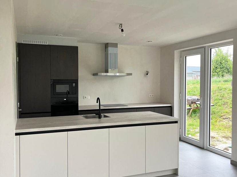 Laatste instapklare woning te koop! - Halfopen nieuwbouwwoning met 3 slaapkamers - Volledig uitgeruste keuken in warme houttinten - Lichte vloerafwerk