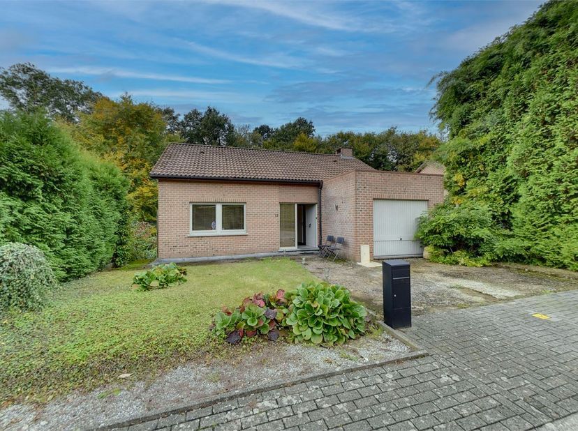 In een rustige en kindvriendelijke doodlopende straat in Vossem bevindt zich deze woning uit 1994, een ideale plek voor wie op zoek is naar een rustig
