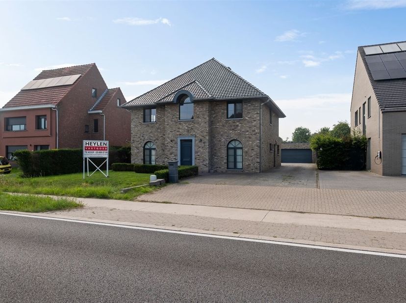 Instapklare villa met 4 slaapkamers en groot polyvalent bijgebouw, op ca. 1136m². Deze villa is gelegen op fietsafstand van het centrum van Beerse en