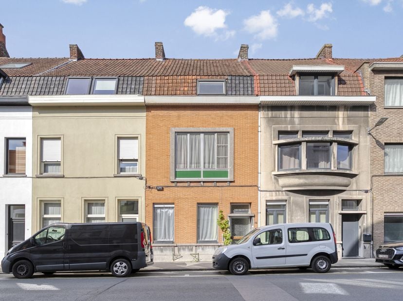 Toffe woning gelegen in de gezellige buurt van het Oud Gerechtshof !! Bestaande uit hal, ruime living met aansluitend keuken en badkamer. Stadstuin en