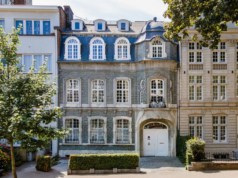 Dans le très recherché quartier du Square Coghen, cette élégante maison de maître de 1936 séduit par sa façade de 10,20 m, son jardin en gradins orien