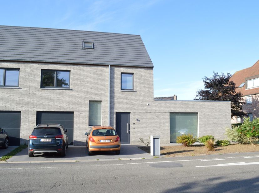 Cette spacieuse maison mitoyenne est située dans la Sint-Bertinusstraat, dans le périphérique de Poperinge et à quelques pas du centre-ville. La maiso