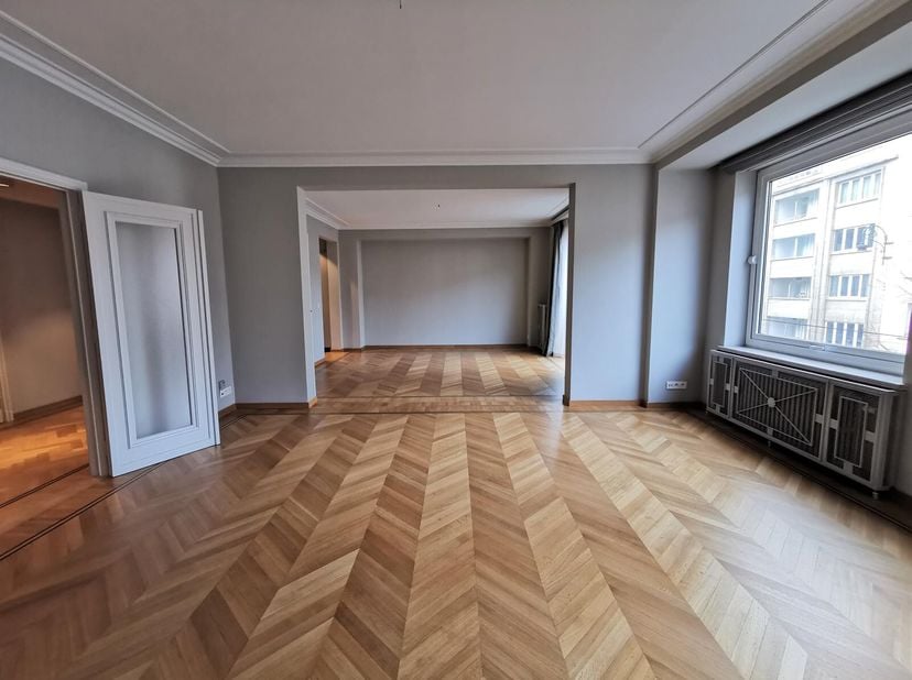 A proximité de la Place Brugmann, appartement situé au 2éme étage (avec ascenseur) développant une superficie de +/- 245m² + 15m² de terrasse. Il se c