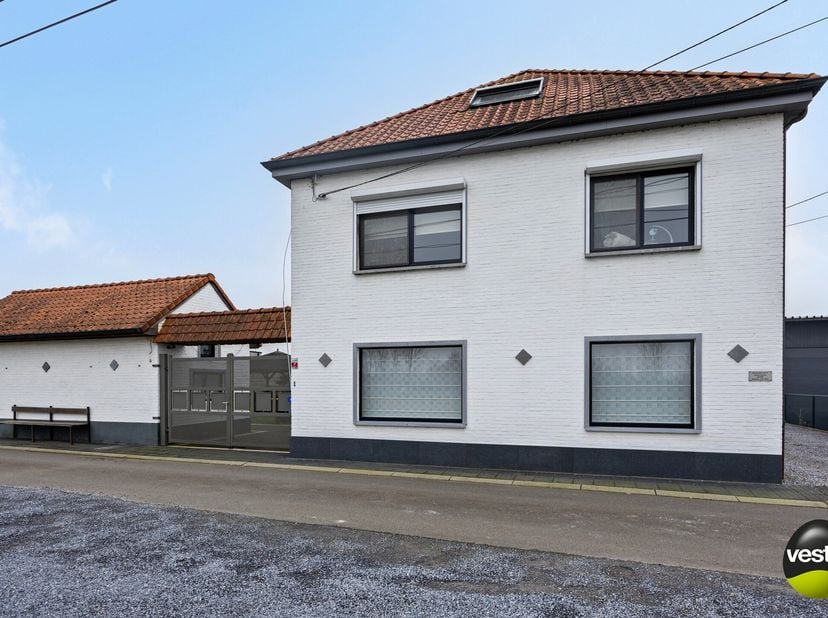Bent u op zoek naar een instapklare woning met zwembad en tal van mogelijkheden? Deze halfopen bebouwing biedt alles wat u nodig heeft en meer. Gelege