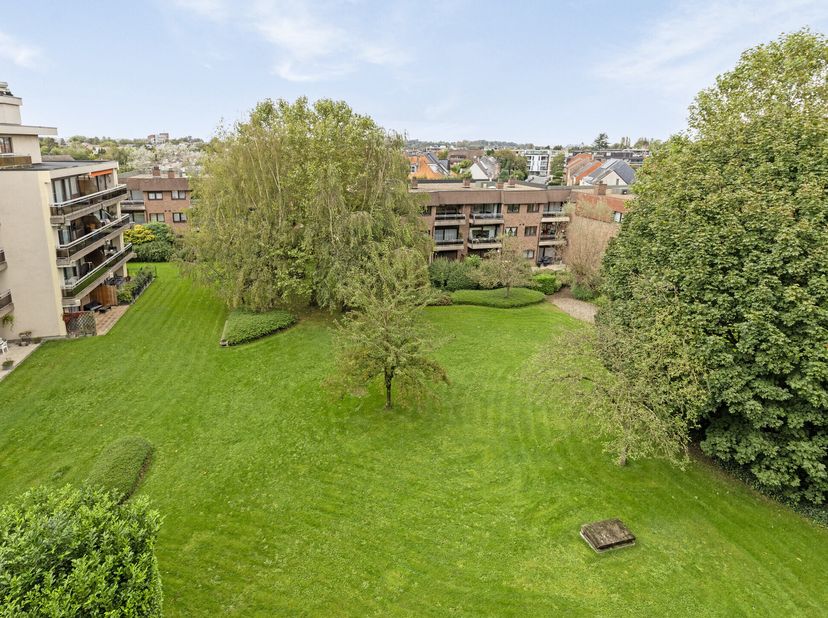 La résidence est entourée de beaucoup de verdure et possède une belle terrasse à l&#039;avant (sud)! Il est situé près du centre de Strombeek-Bever et à qu