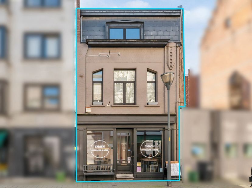 Handelszaak met woonst, ideaal gelegen in het hart van Turnhout, op wandelafstand van de hoofdwinkelstraat, het openbaar vervoer en de Grote Markt. He