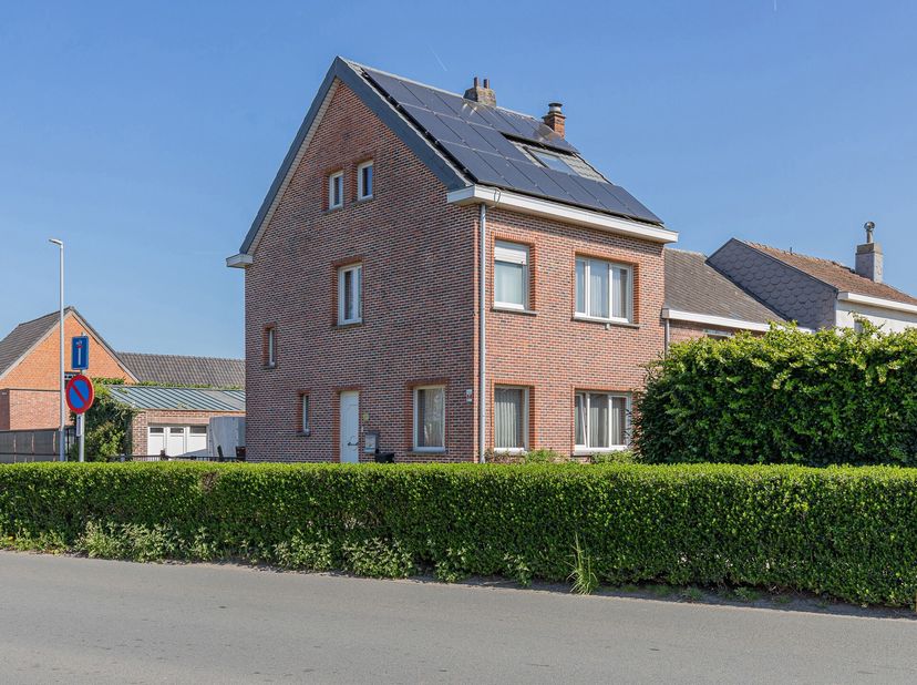BAASRODE - Deze ruime woning die werd voorzien van het hedendaagse comfort is gelegen in een deelgemeente van Dendermonde. Alle voorzieningen zoals sc
