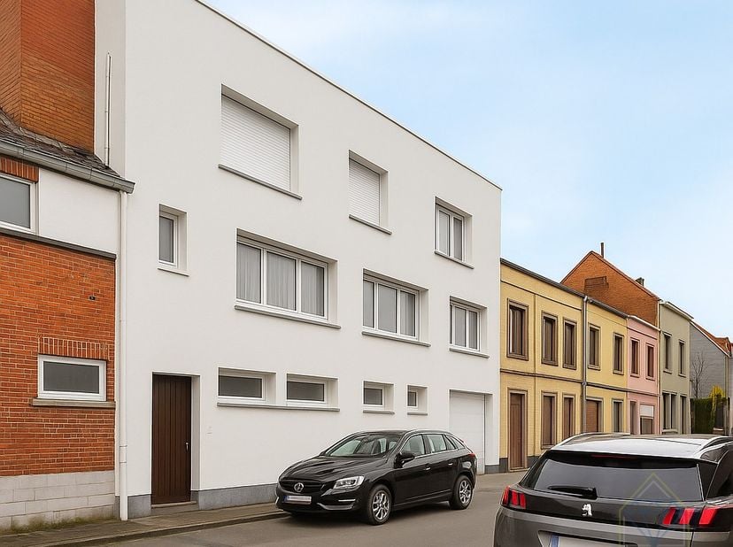 Unieke bel-etage woning in rustige buurt nabij het centrum van Izegem&lt;br /&gt;
&lt;br /&gt;
Ontdek deze charmante bel-etage woning in de Werkhuizenstraat te Iz