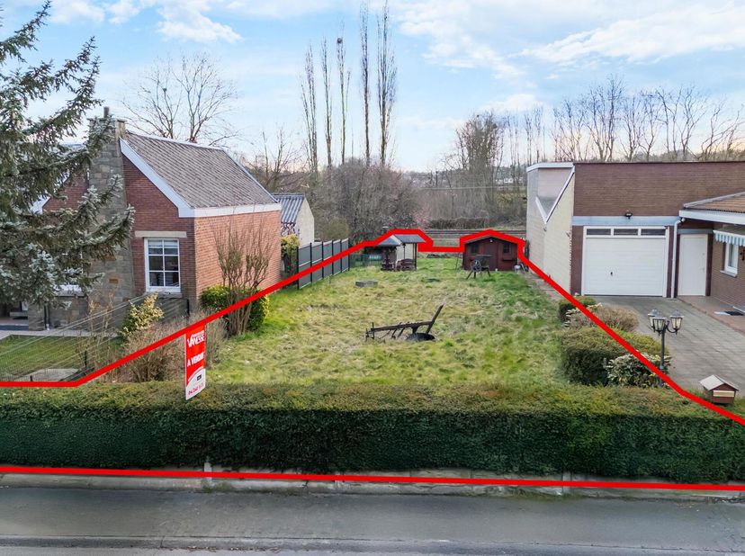 Terrain à bâtir d&#039;une superficie de 825 m² avec 12 m de largeur en façade et74 m de profondeur.&lt;br /&gt;
Ce terrain est situé en zone d&#039;habitat.&lt;br /&gt;
Un