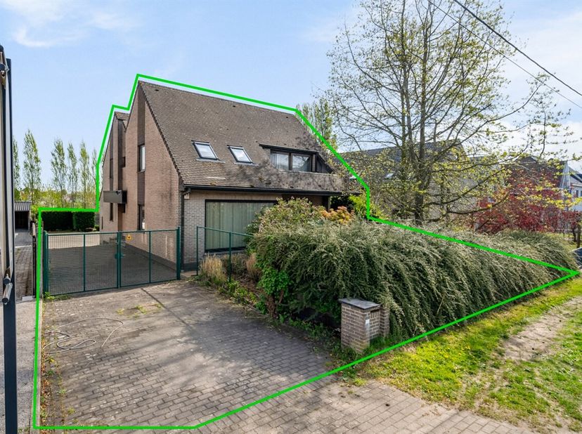 Deze mooie open bebouwing werd gebouwd in 1992 op een perceel van 838m². Bij het betreden van de woning heeft men een ruime inkomhal met apart toilet