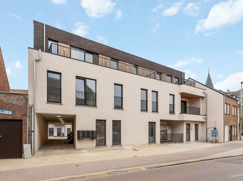 Op een uitstekende locatie in het centrum van Beerzel bevindt zich dit gelijkvloerse appartement in een recent appartementencomplex. Het betreft een b
