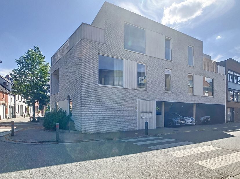 Prachtig nieuwbouw appartement met 2 slaapkamers gelegen te centrum Herent!&lt;br /&gt;
De duplex bestaat op de eerste verdieping uit een inkomhal met gaste