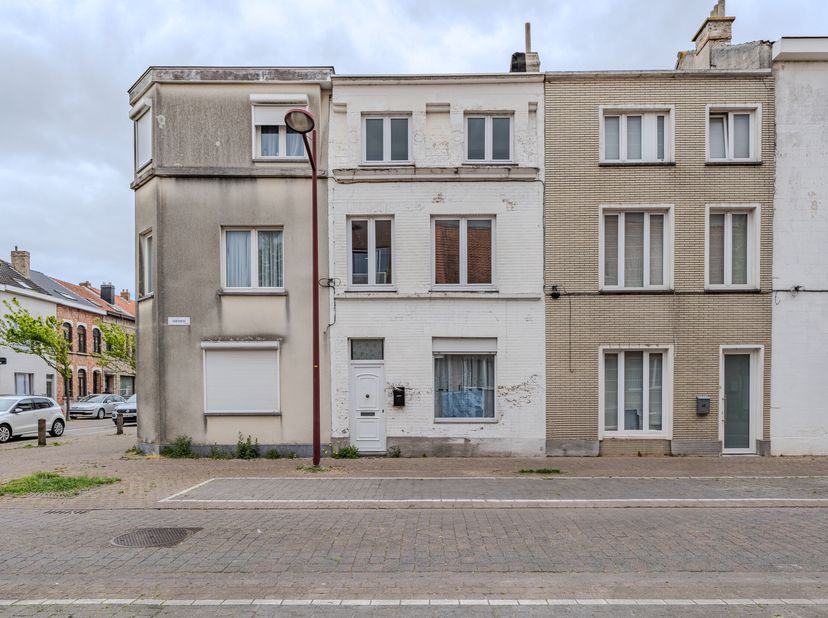 Cette maison à vendre, située le long de la rue Goedheidstraat à Ostende, constitue une excellente base pour réaliser la maison de vos rêves. Projet i