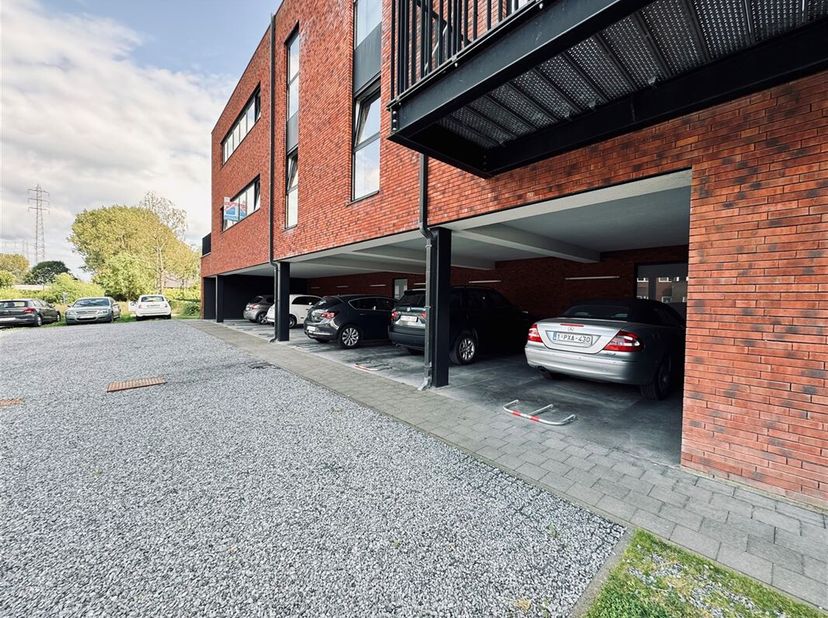 Een overdekte autostaanplaats die zich bevindt aan een recent appartementencomplex nabij het centrum van Steendorp.&lt;br /&gt;
Carport 2  en carport 10 zij
