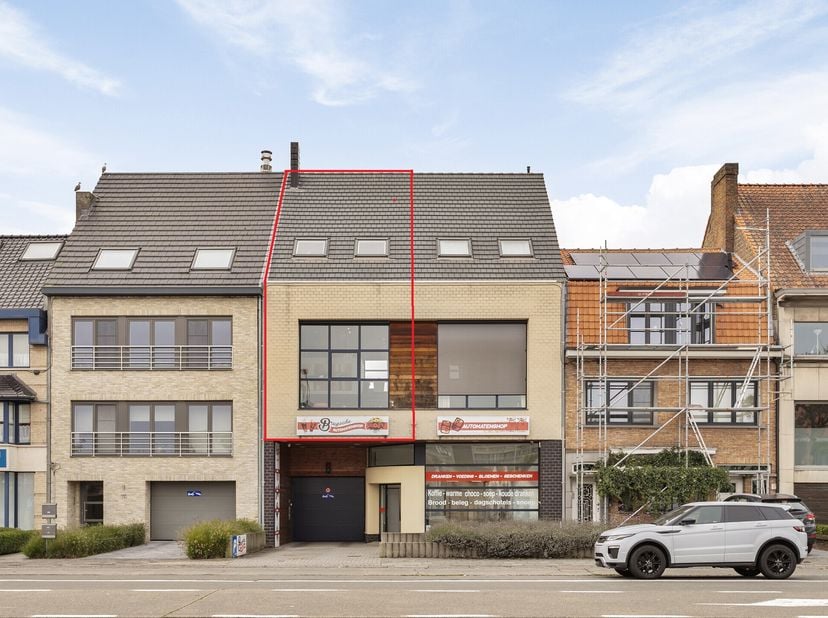 Cet appartement triplex spacieux (145 m²) et lumineux avec trois chambres est situé dans un endroit accessible à la périphérie de Bruges, le long du B