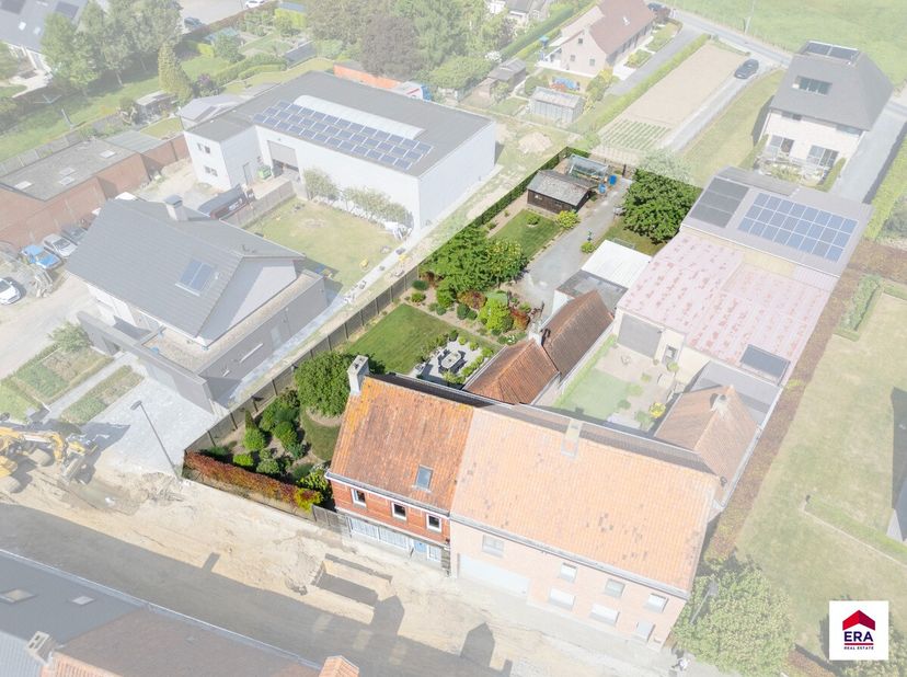 [[ DIT PAND NEEMT DEEL AAN DE ERA OPEN HUIZEN DAG OP 14/6 VAN 11:00 TOT 12:00 ]] Gezellige halfopen woning met 4 slaapkamers en zonnige tuin op 898m²
